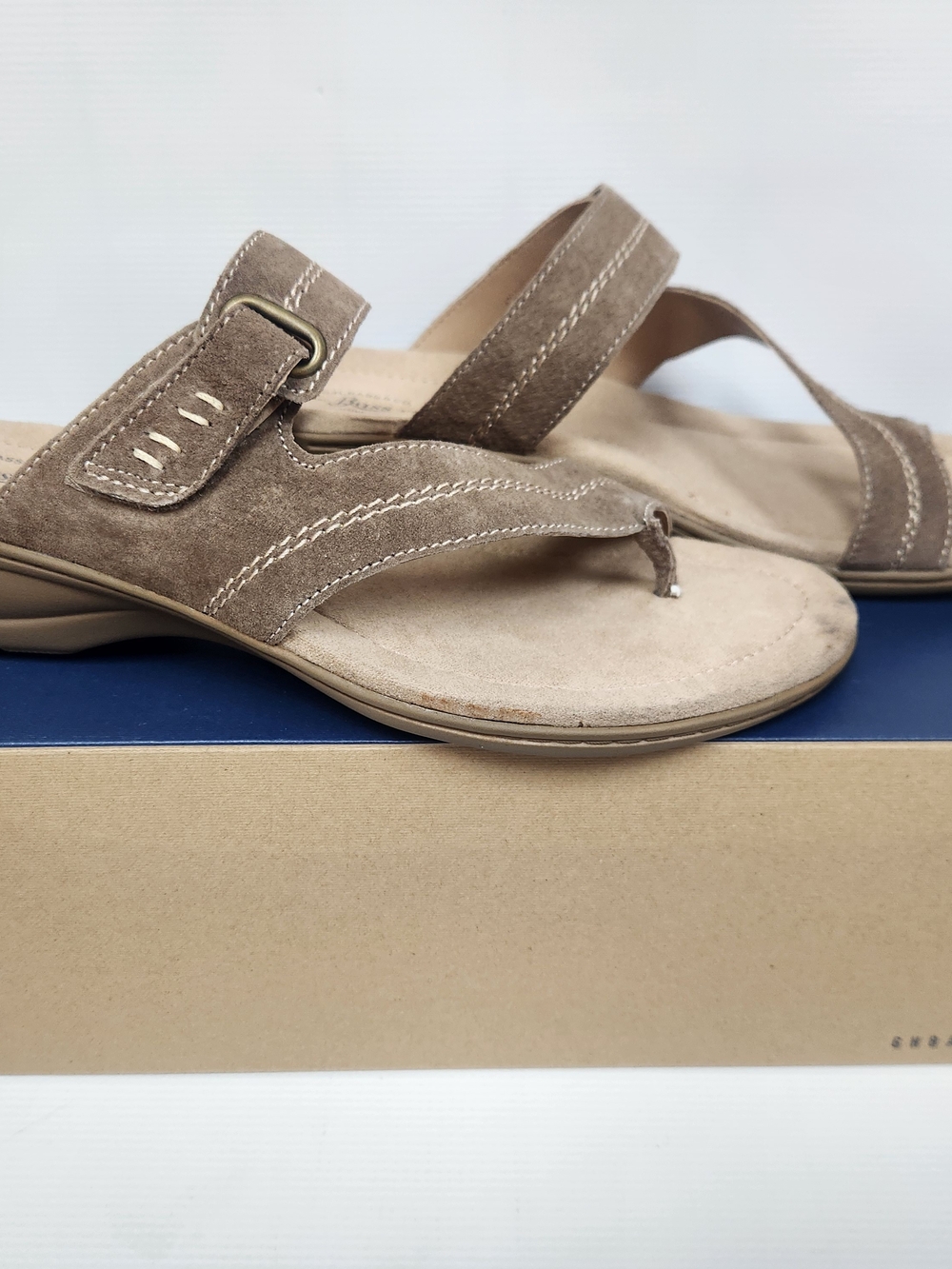NWT Bass Women’s Taupe Suede Thong Sandals Size 11M